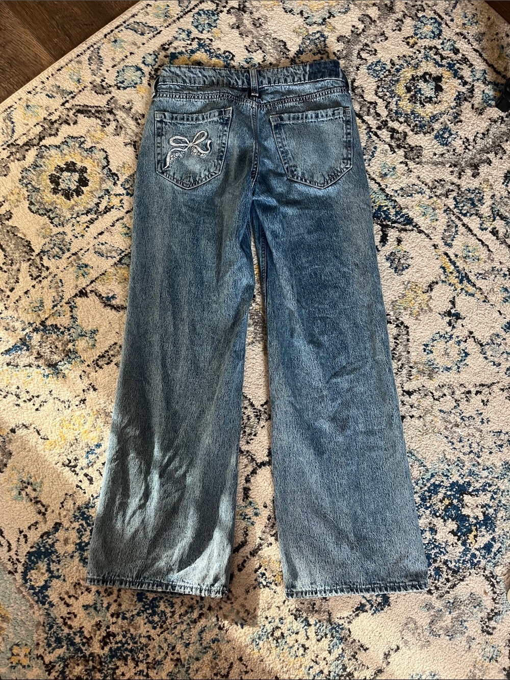 Hollister Baggy Low Rise Jeans in Blue Wash Limited Edition Bow Details - Picture 3 of 8